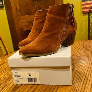 Sole Society MIRA Bordeaux genuine suede side zip booties.Wooden block heel -10M